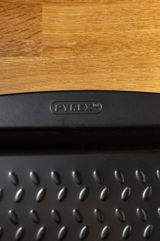 Rectangular metal oven dish with easy grip - GLIDE