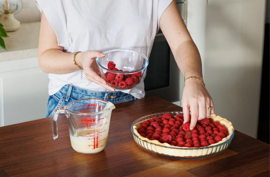 Pastry kit: measuring jug and 2L bowl and tart/loaf tin