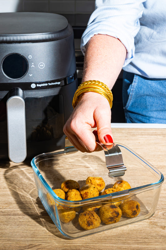 Glass airfryer dish with removable handle