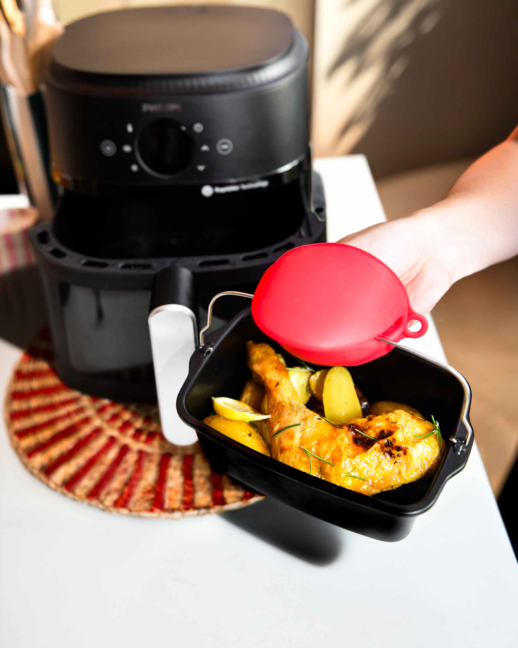 Metal loaf tin for air fryer with handle
