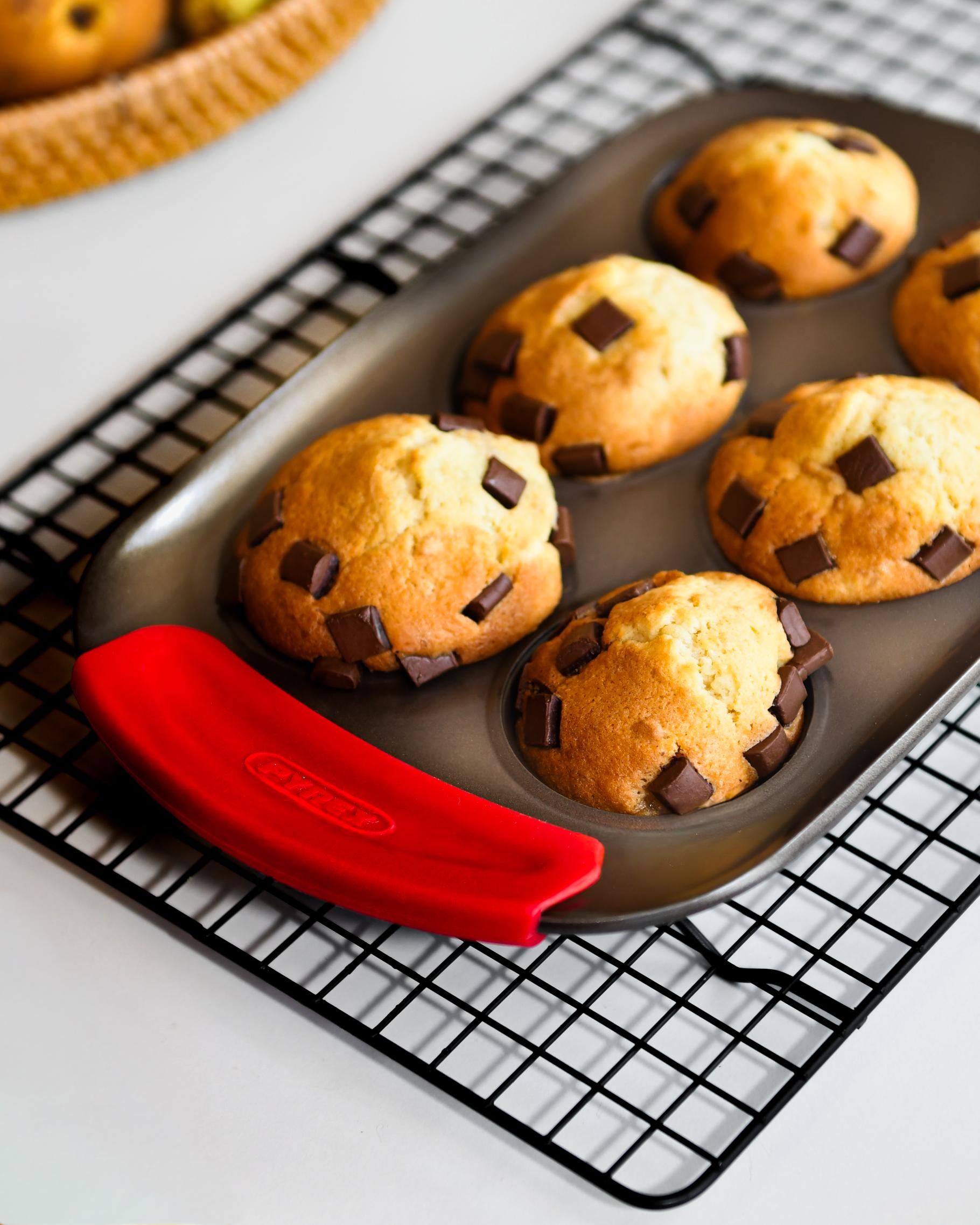 Metal Muffin & Cupcake tray with silicone handle - asimetriA