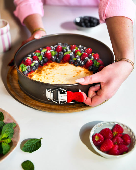 Round metal springform pan with silicone handle - asimetriA