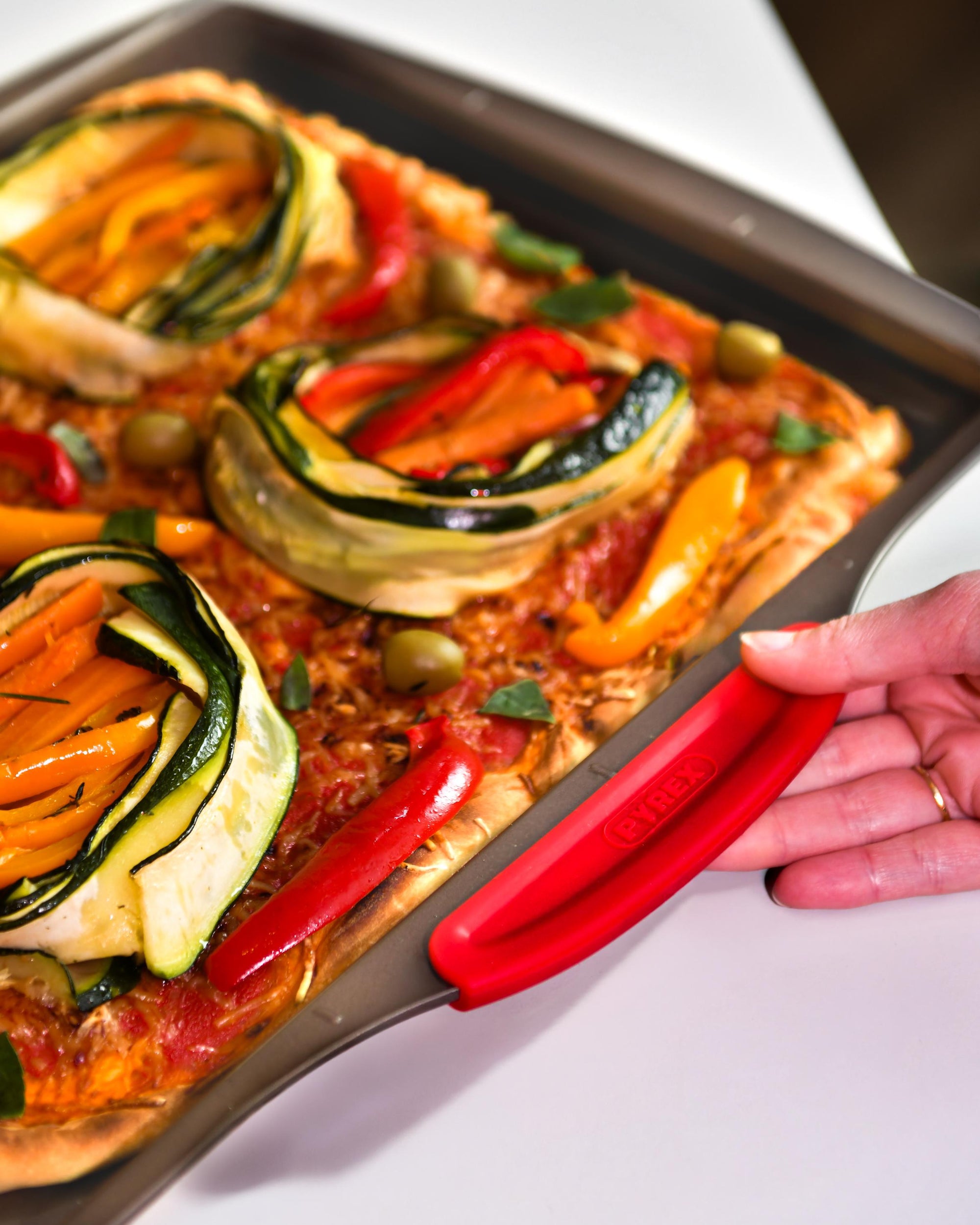 Metal pizza tray with silicone handle - asimetriA