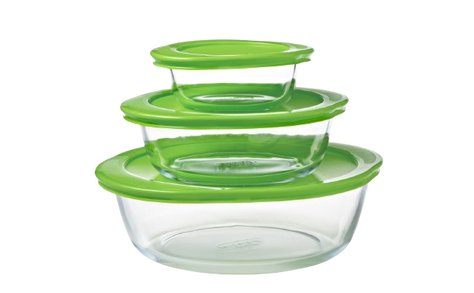 Ensemble de trois boîtes de conservation en verre avec couvercles hermétiques verts, idéales pour conserver ou transporter les aliments.