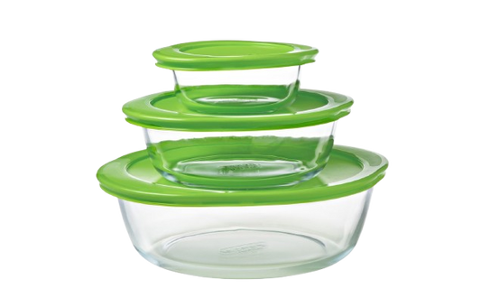 Ensemble de trois boîtes de conservation en verre avec couvercles hermétiques verts, idéales pour conserver ou transporter les aliments.