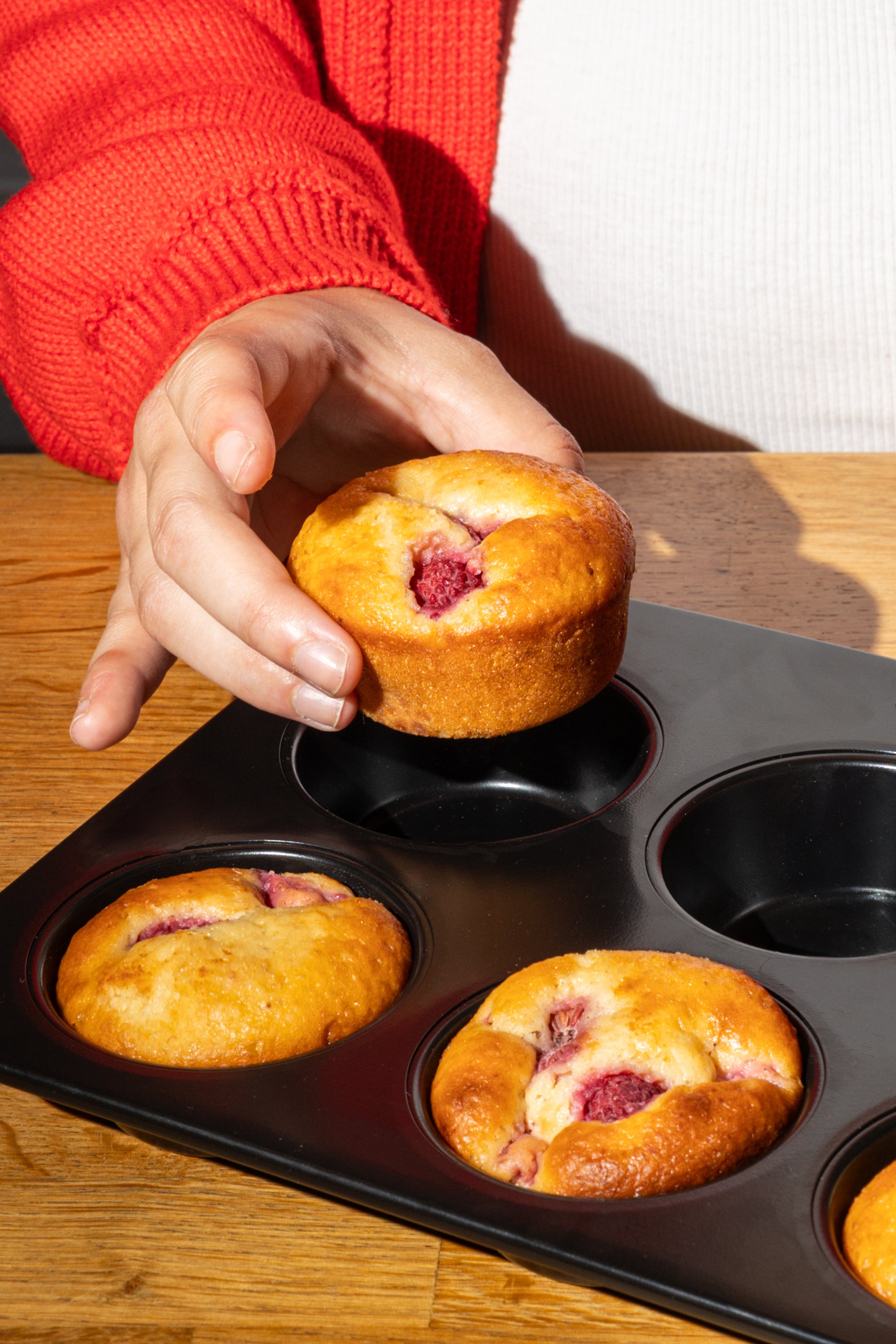 Metal muffin and cupcakes tray with easy grip - GLIDE