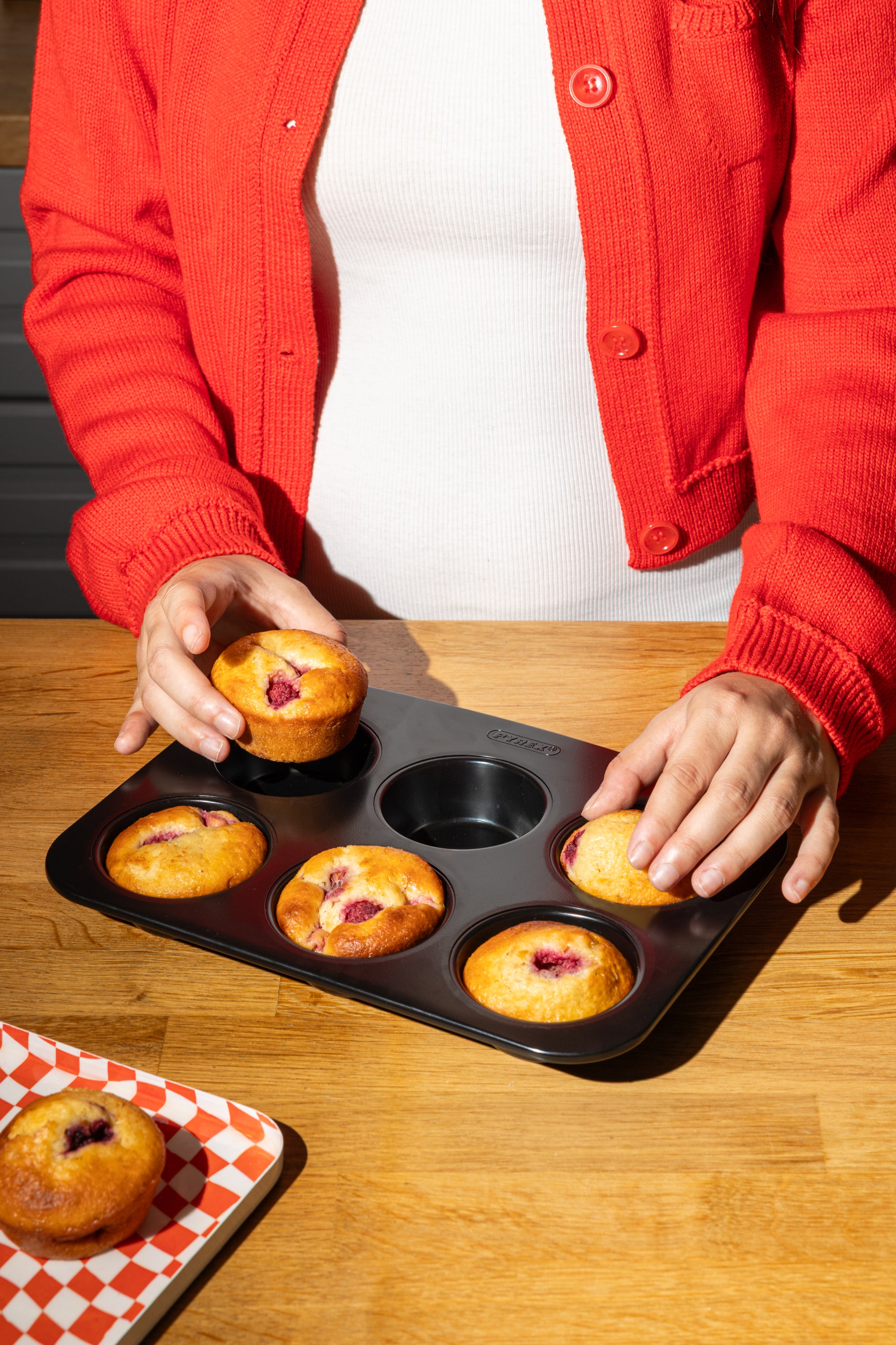 Metal muffin and cupcakes tray with easy grip - GLIDE