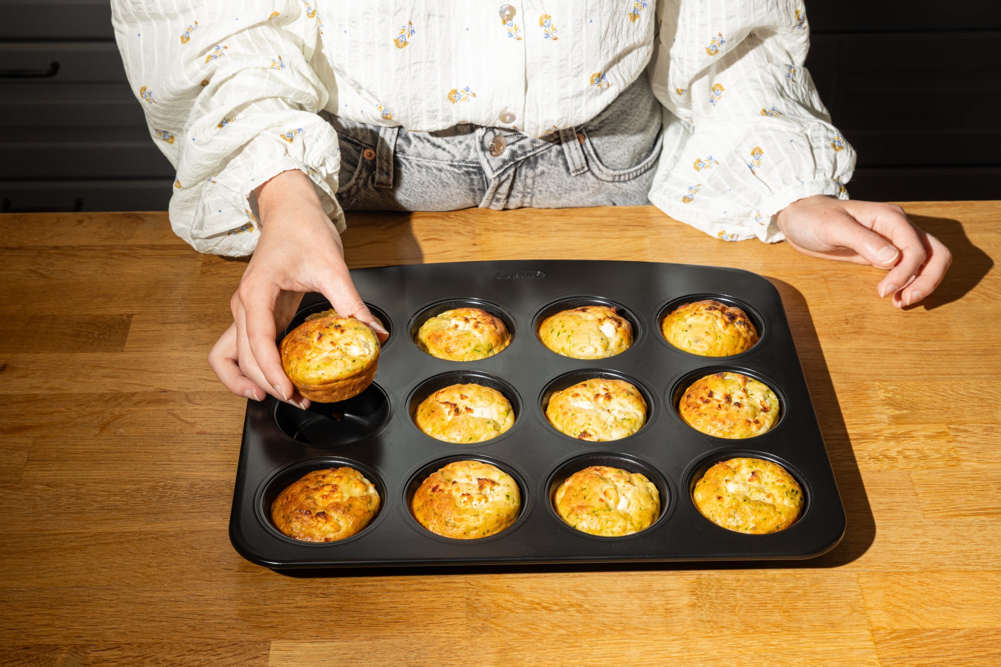 Metal muffin and cupcakes tray with easy grip - GLIDE