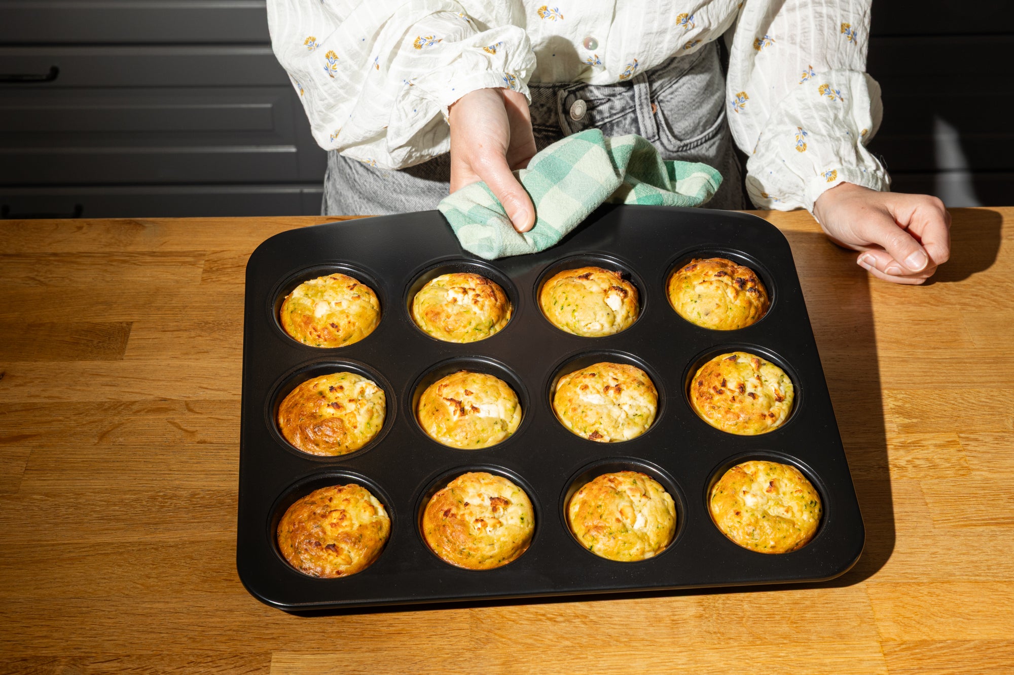 Metal muffin and cupcakes tray with easy grip - GLIDE