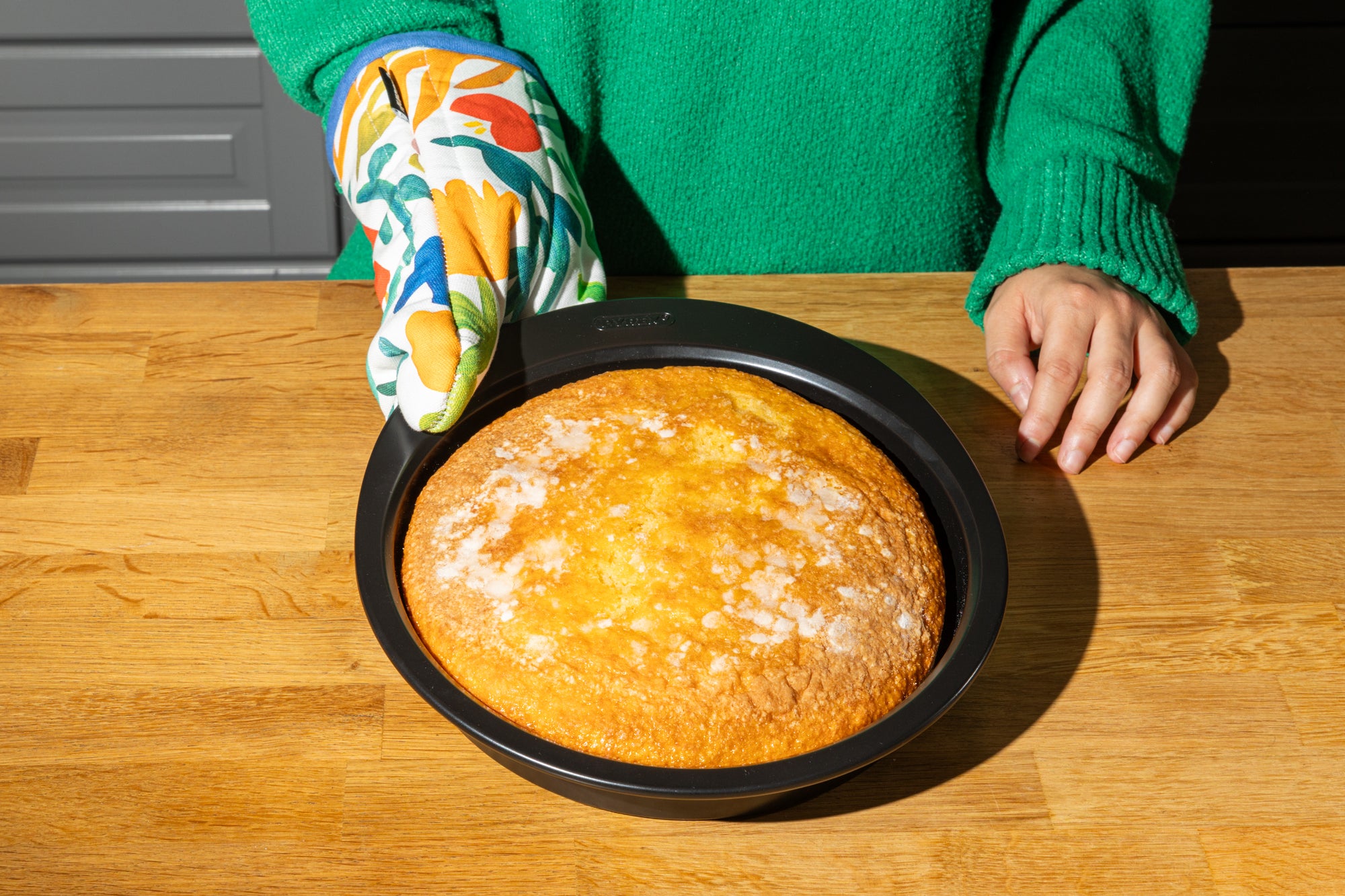 Metal cake tin with easy grip - GLIDE