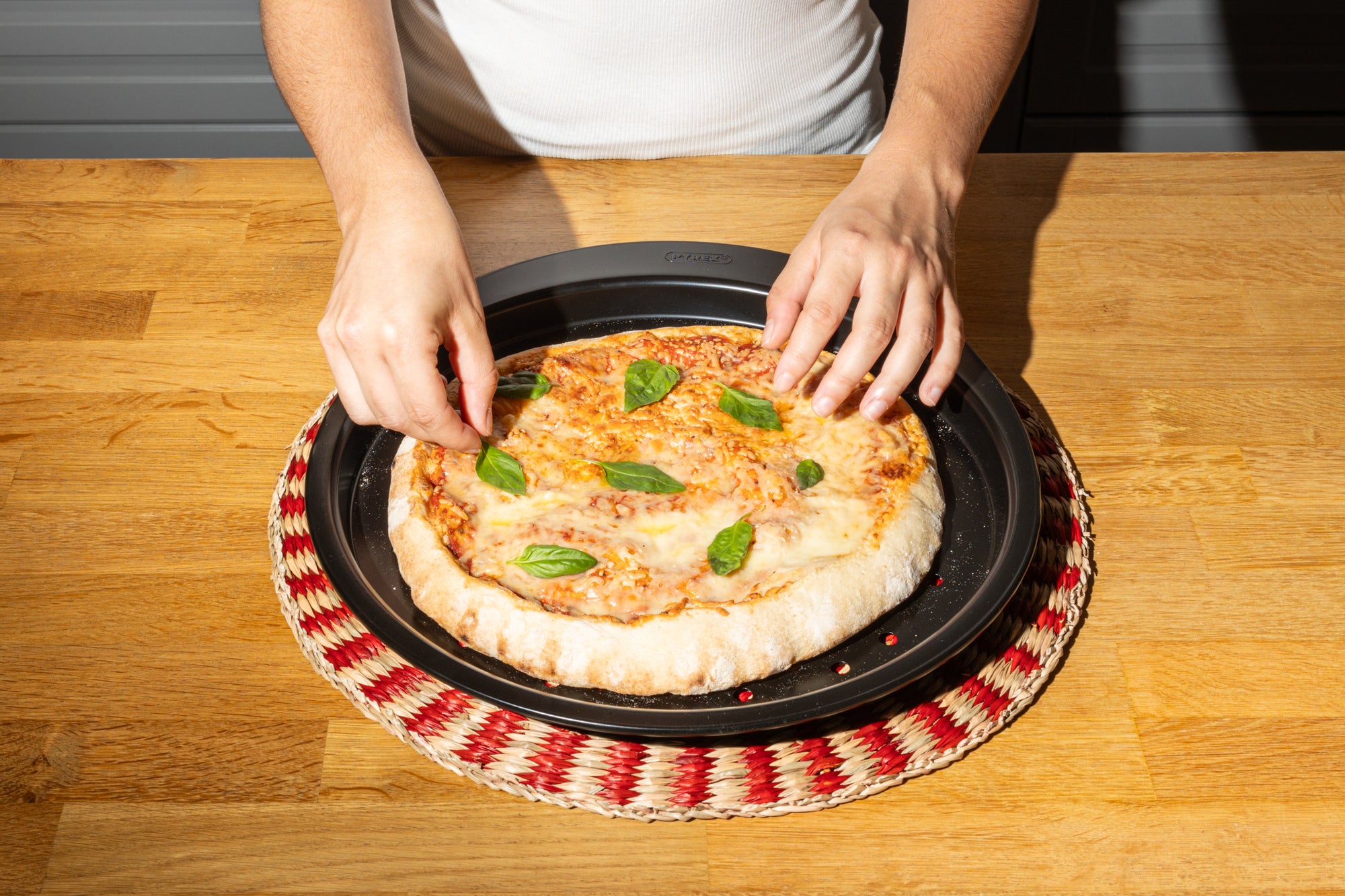 Metal Pizza tray with easy grip - GLIDE