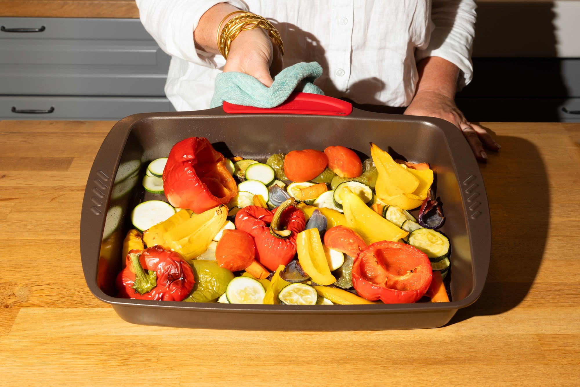 Rectangular metal oven dish with slicone handle - asimetriA