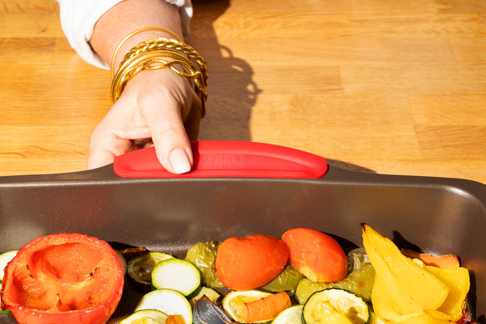 Rectangular metal oven dish with slicone handle - asimetriA