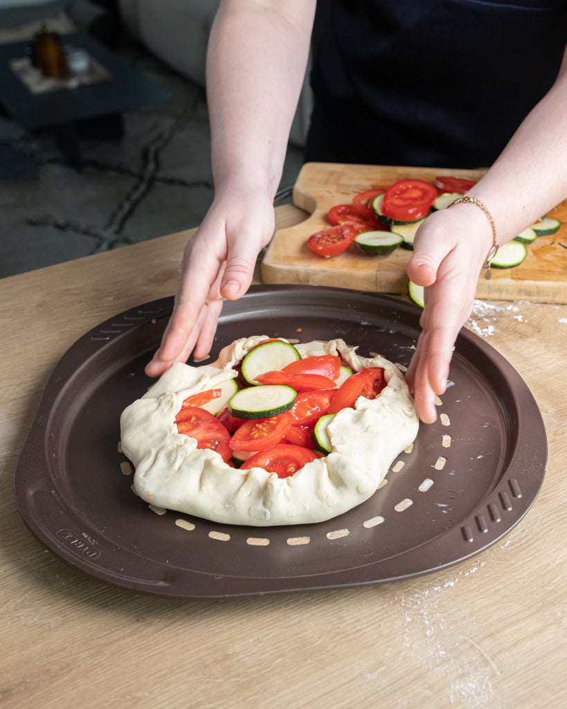 Metal pizza tray with easy grip - different sizes & shapes - asimetriA
