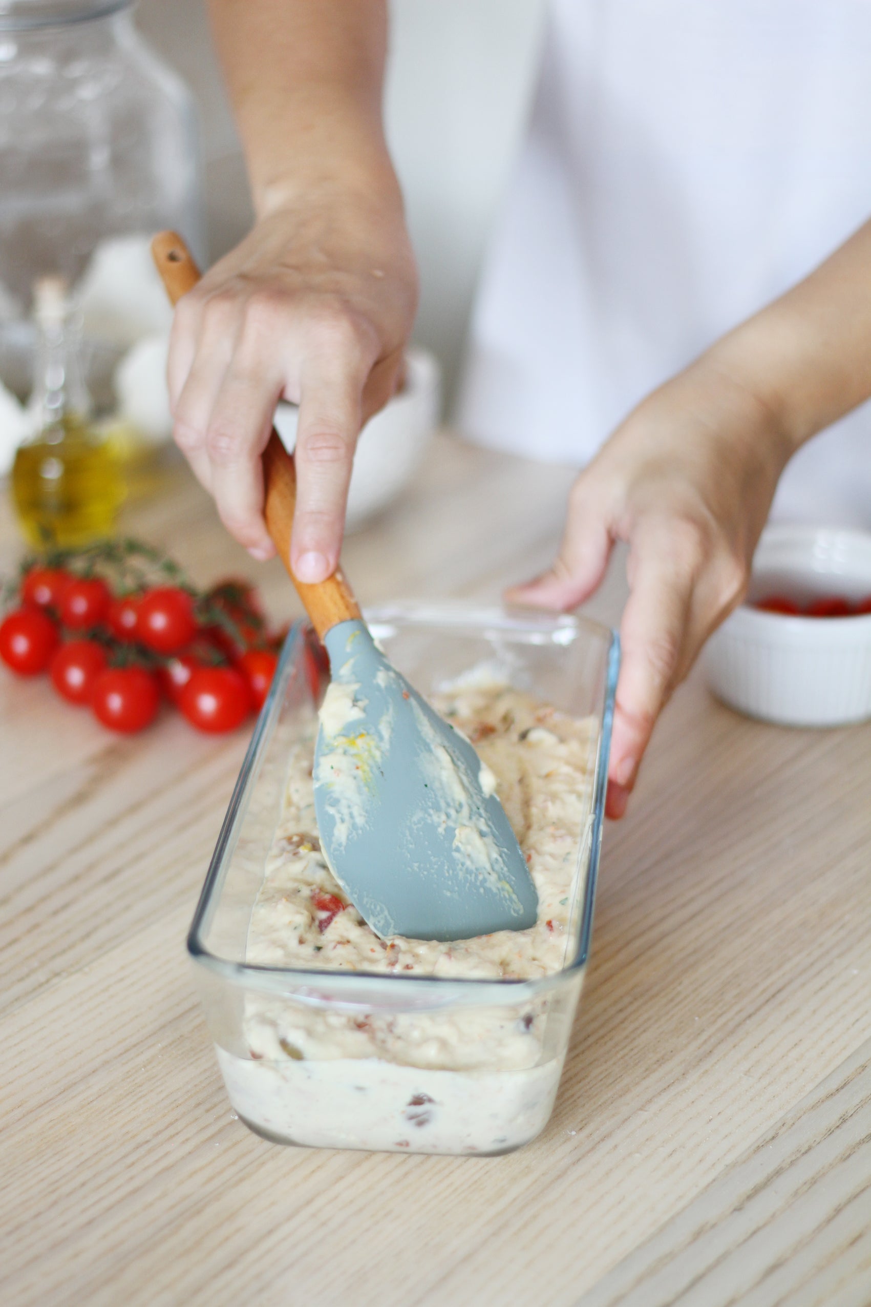Pastry kit: measuring jug and 2L bowl and tart/loaf tin