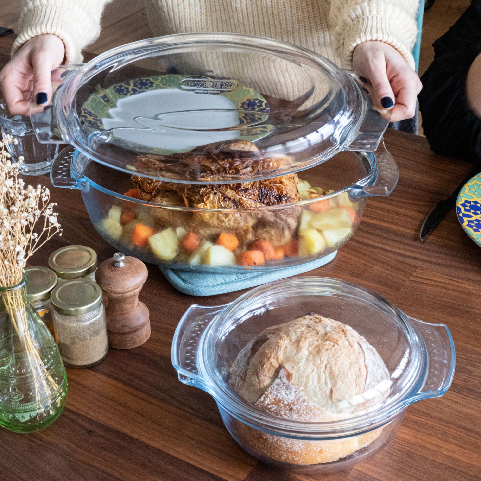 Multi-purpose round glass casserole dish - 4 IN 1 range